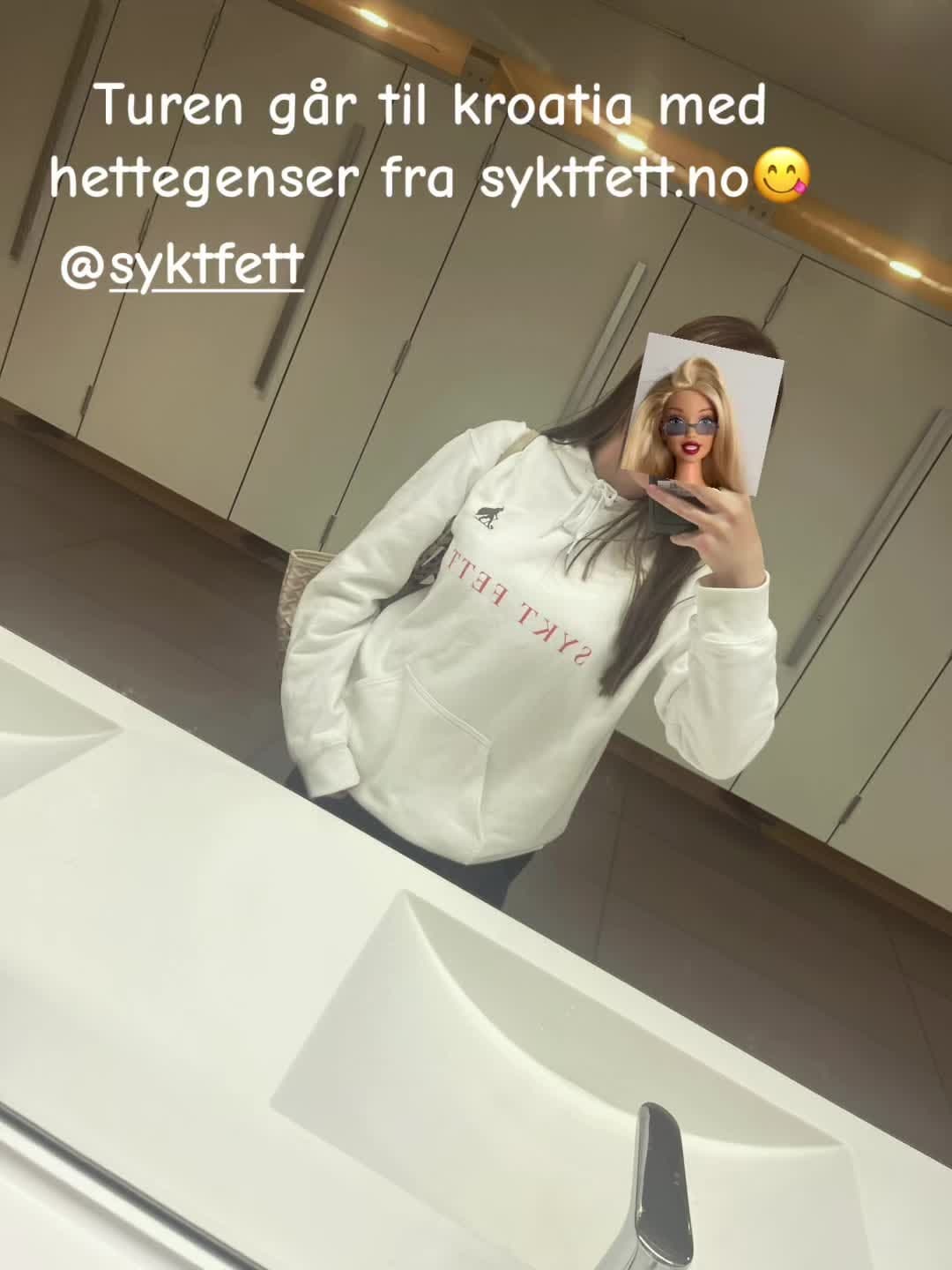 «Turen går til Kroatia med hettegenser fra syktfett.no» — Johanna i den hvite hettegenseren